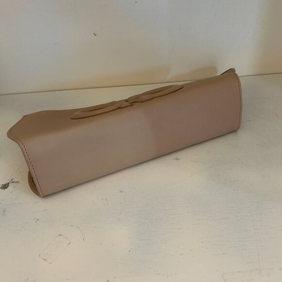 【9.28】#4 Preowned Value $300 Ferragamo Pouch - Picture 5 of 8